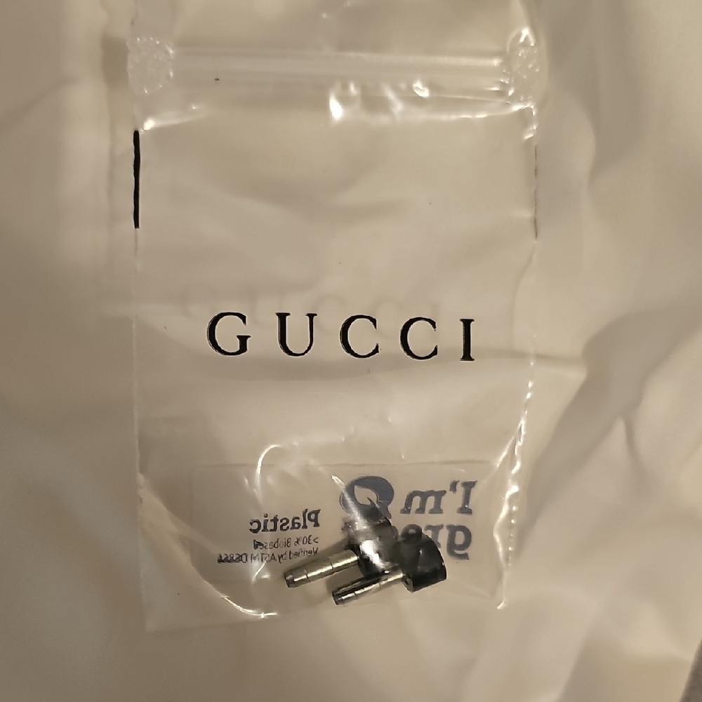 Gucci White and Red Heels with Elegant Design - Picture 5 of 7